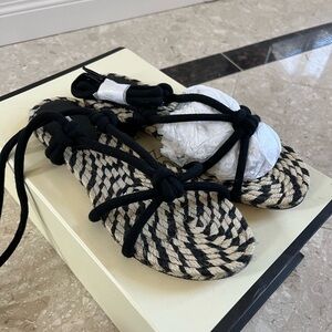 NWOT Leon Max Espadrilles - Black and Cream Strappy Woven Sandals - Size 7.5